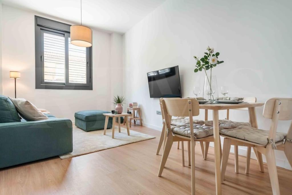 Fresh & Stylish Apartment With Parking By Rems มาลากา ภายนอก รูปภาพ