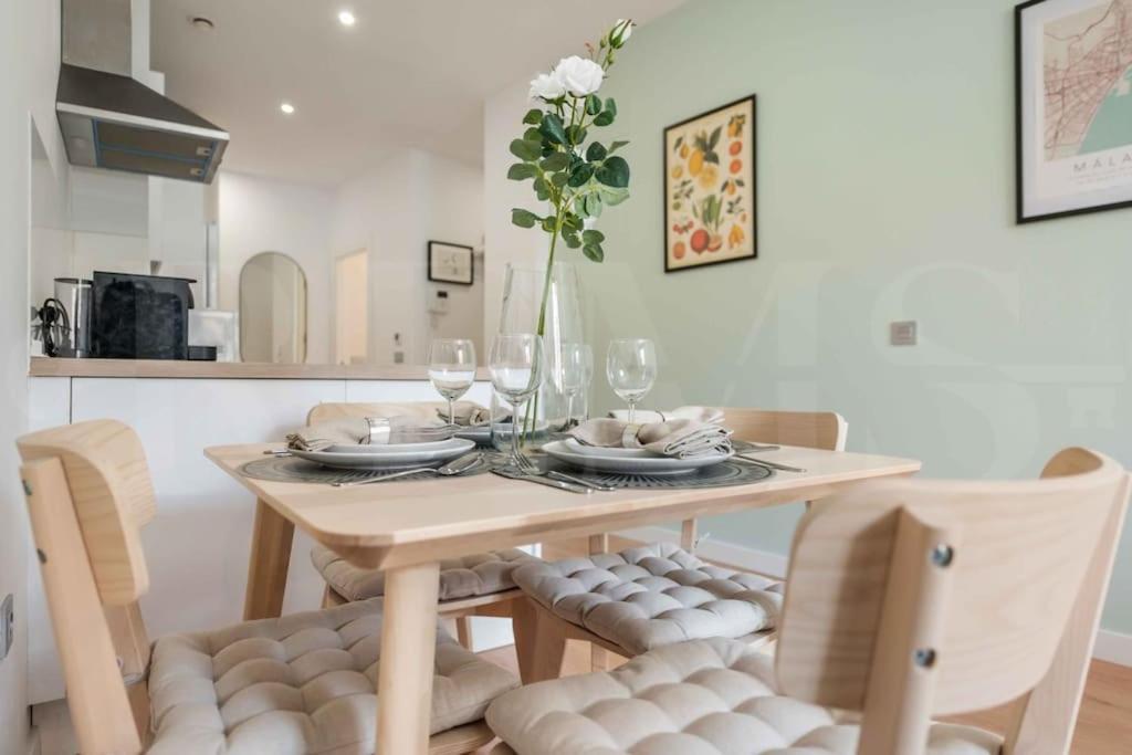 Fresh & Stylish Apartment With Parking By Rems มาลากา ภายนอก รูปภาพ