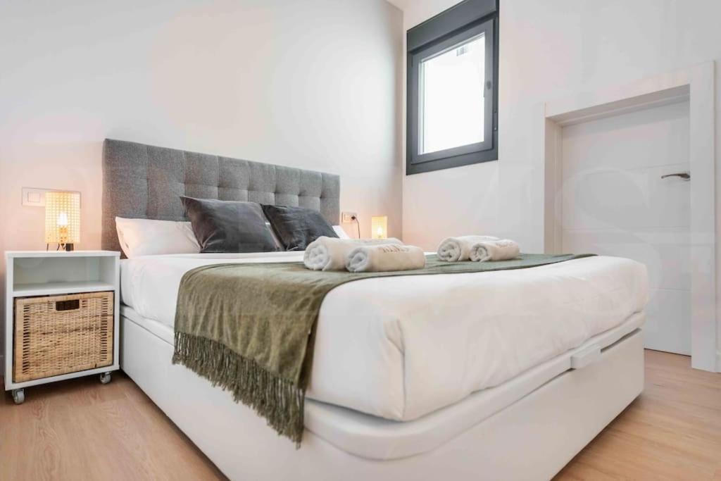 Fresh & Stylish Apartment With Parking By Rems มาลากา ภายนอก รูปภาพ